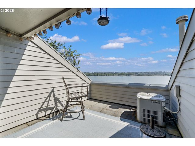 75 N HAYDEN BAY Dr, Portland, OR 97217