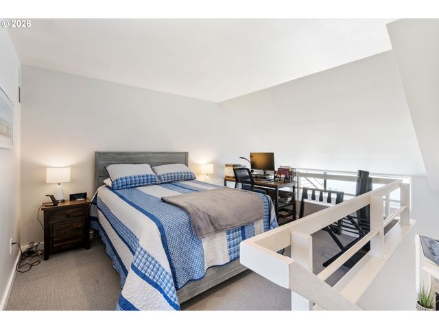 75 N HAYDEN BAY Dr, Portland, OR 97217