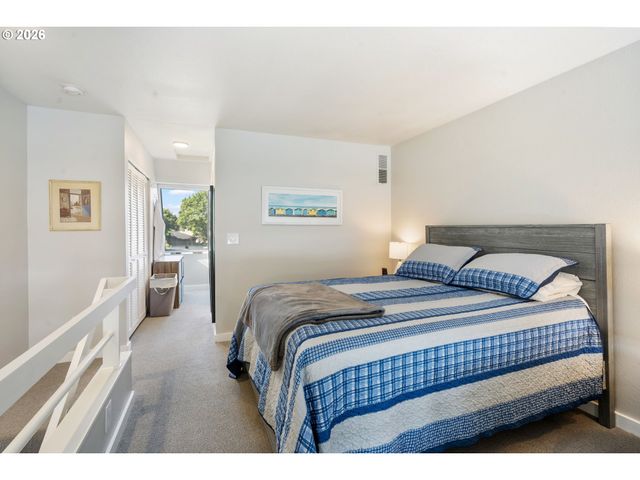 75 N HAYDEN BAY Dr, Portland, OR 97217