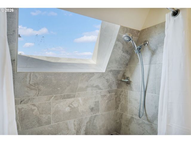 75 N HAYDEN BAY Dr, Portland, OR 97217