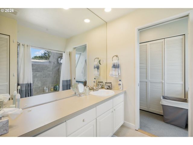 75 N HAYDEN BAY Dr, Portland, OR 97217