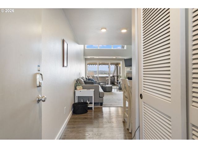 75 N HAYDEN BAY Dr, Portland, OR 97217