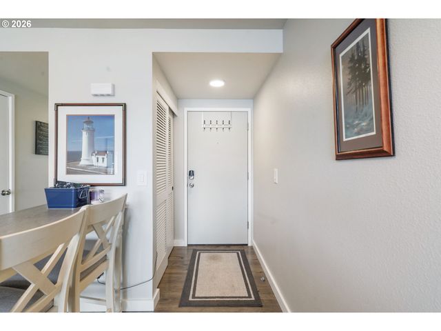 75 N HAYDEN BAY Dr, Portland, OR 97217