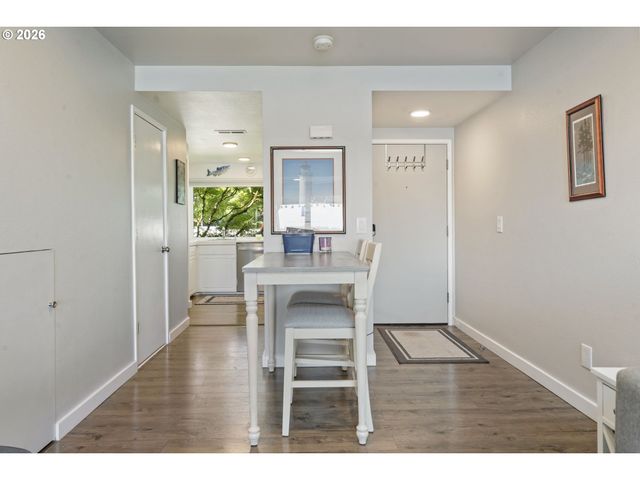 75 N HAYDEN BAY Dr, Portland, OR 97217