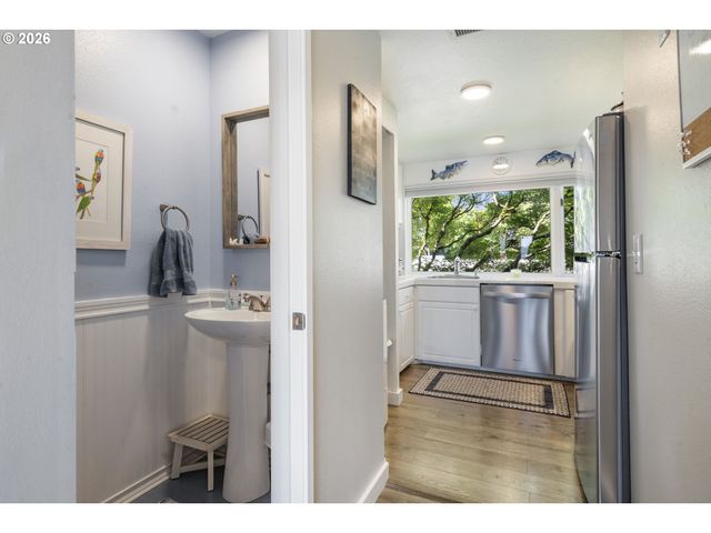 75 N HAYDEN BAY Dr, Portland, OR 97217