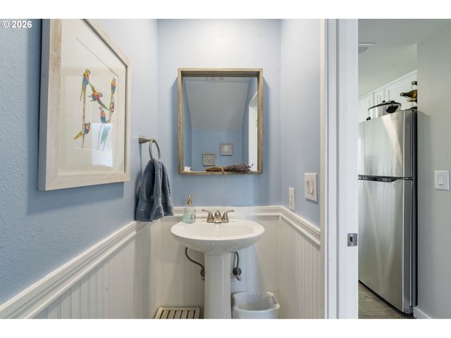 75 N HAYDEN BAY Dr, Portland, OR 97217