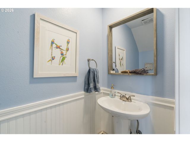 75 N HAYDEN BAY Dr, Portland, OR 97217