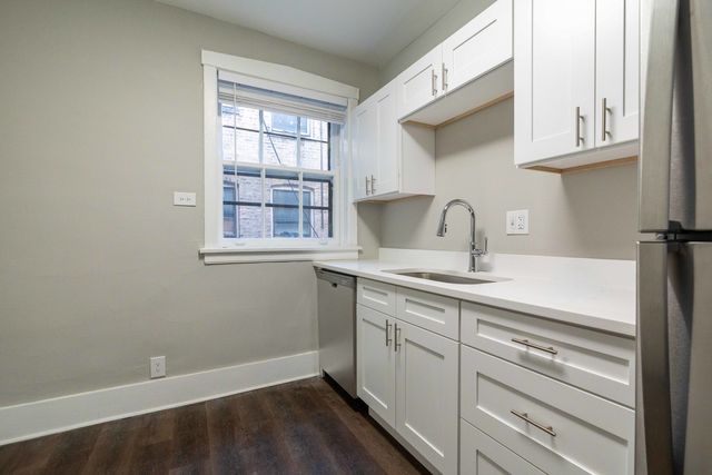 7420 N Damen Avenue 1F, Chicago, IL 60645