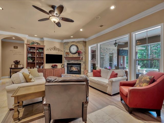 210 Autumn Lake Drive, Lufkin, TX 75904