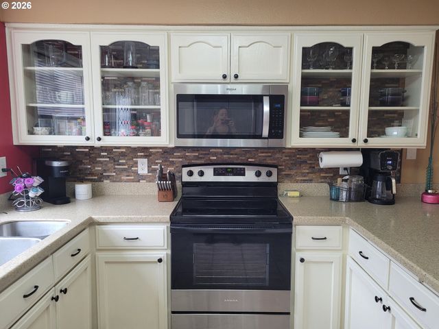 4548 CAMBON St, Eugene, OR 97402