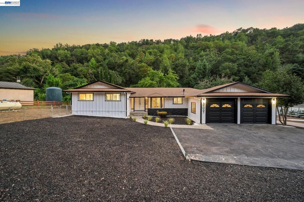 Image 1 of property listing at 31067 Palomares Rd, Castro Valley, CA 94552