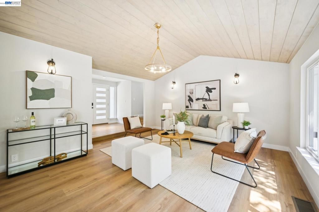 Image 15 of property listing at 31067 Palomares Rd, Castro Valley, CA 94552