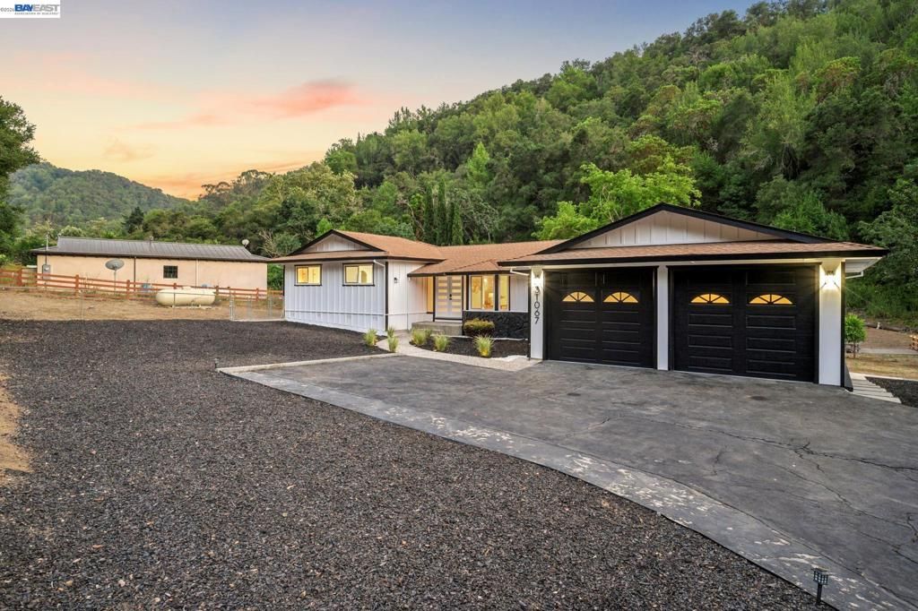 Image 2 of property listing at 31067 Palomares Rd, Castro Valley, CA 94552