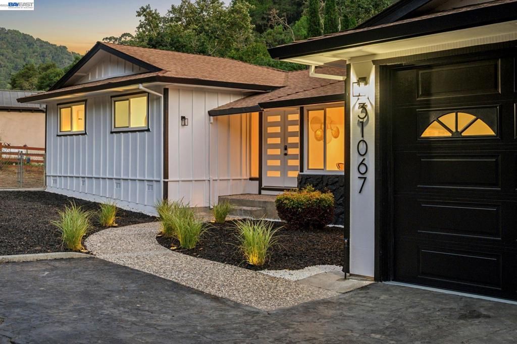 Image 3 of property listing at 31067 Palomares Rd, Castro Valley, CA 94552