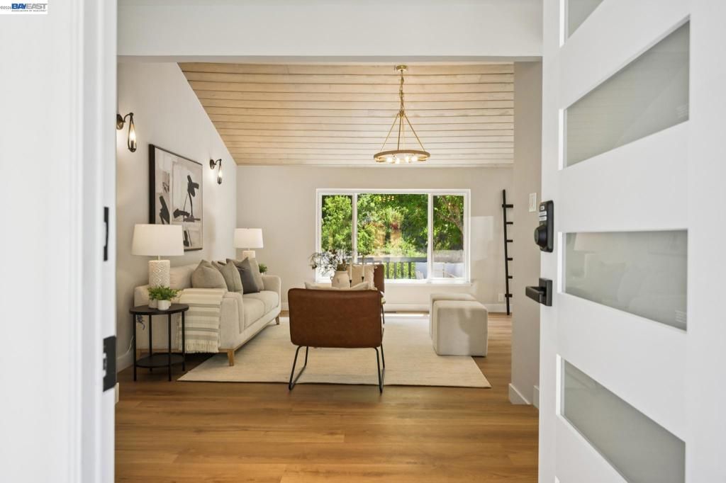 Image 4 of property listing at 31067 Palomares Rd, Castro Valley, CA 94552