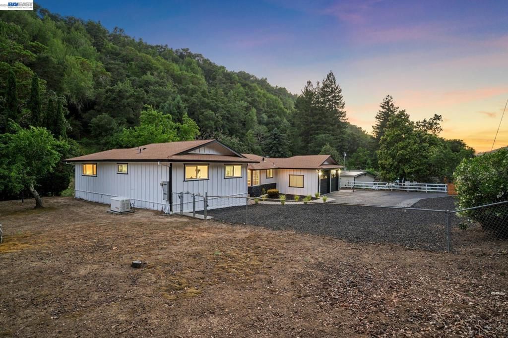 Image 49 of property listing at 31067 Palomares Rd, Castro Valley, CA 94552