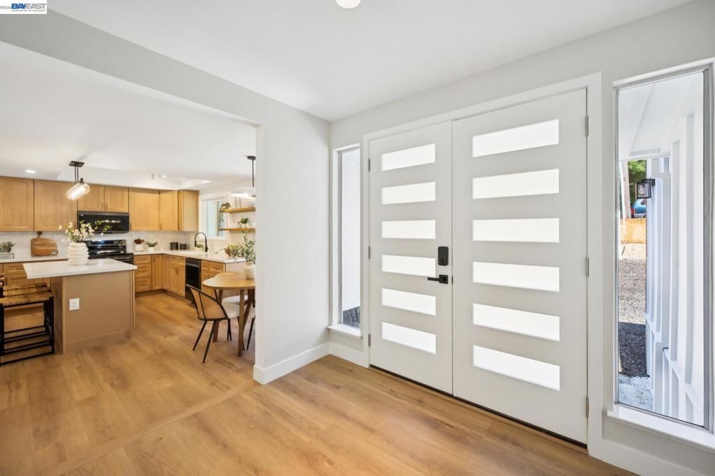 Image 5 of property listing at 31067 Palomares Rd, Castro Valley, CA 94552