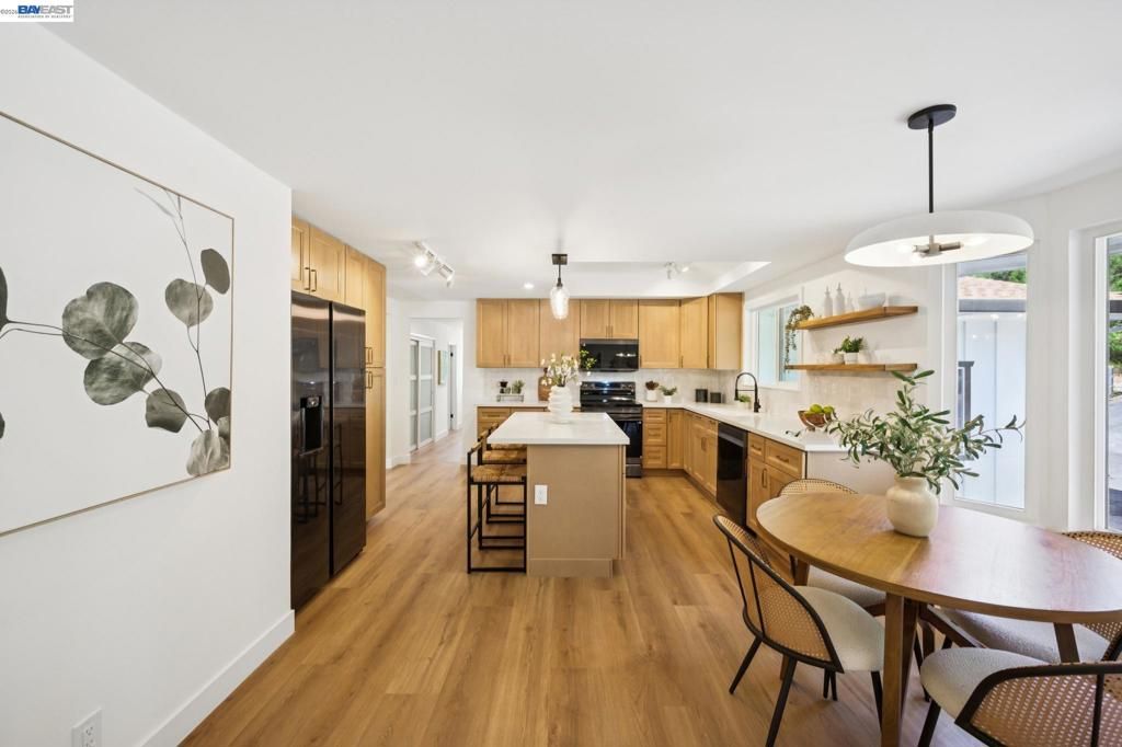 Image 6 of property listing at 31067 Palomares Rd, Castro Valley, CA 94552