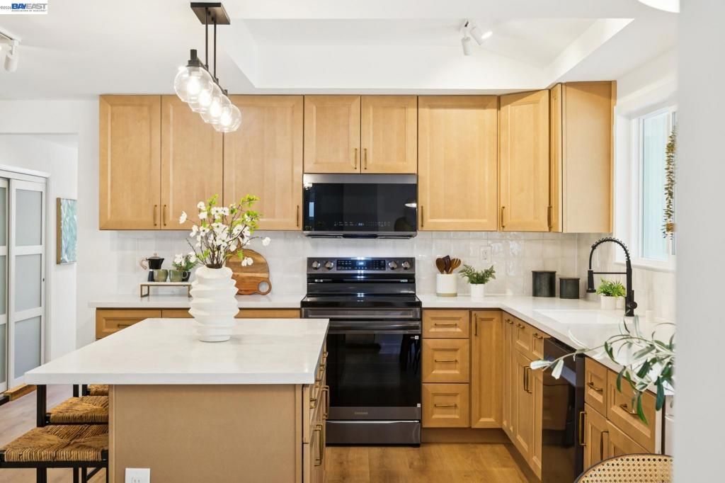 Image 7 of property listing at 31067 Palomares Rd, Castro Valley, CA 94552