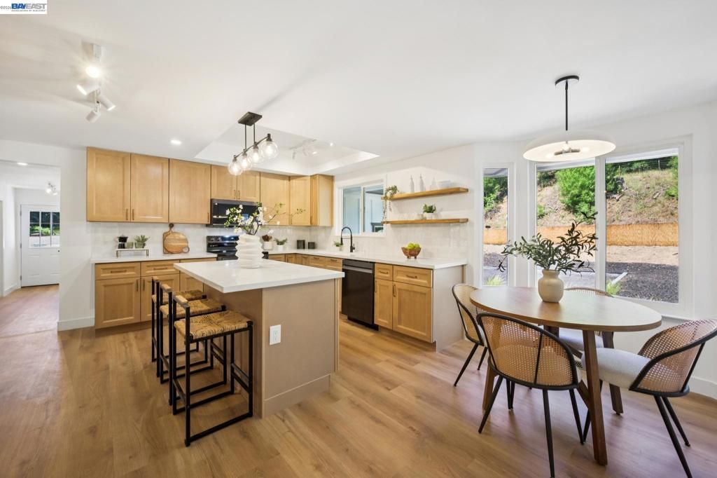 Image 8 of property listing at 31067 Palomares Rd, Castro Valley, CA 94552