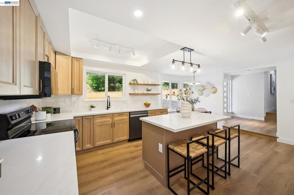 Image 9 of property listing at 31067 Palomares Rd, Castro Valley, CA 94552