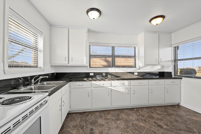 1505 Jane Lane, West, TX 76691