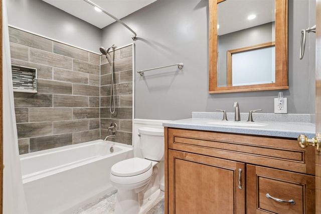 929 Barnett Drive, Cedar Falls, IA 50613