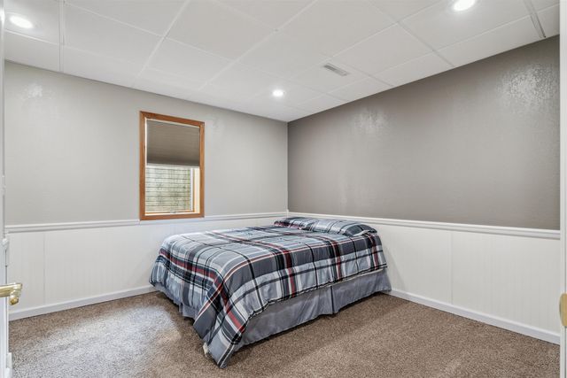 929 Barnett Drive, Cedar Falls, IA 50613