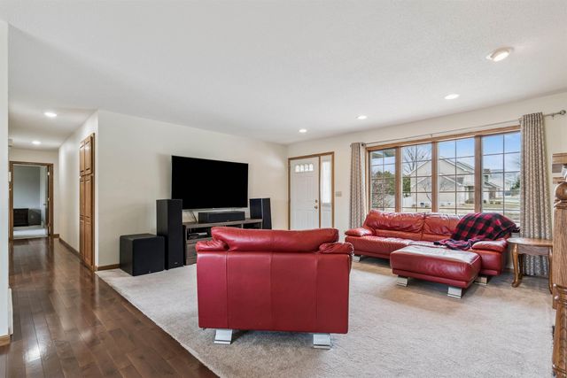 929 Barnett Drive, Cedar Falls, IA 50613