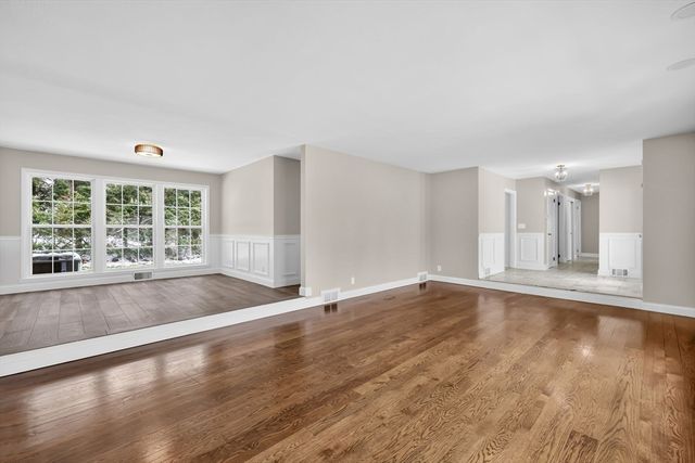 24 Cunningham St, Springfield, MA 01107