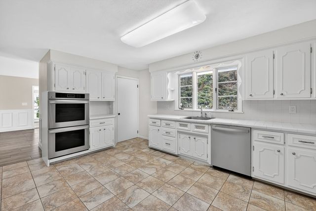 24 Cunningham St, Springfield, MA 01107