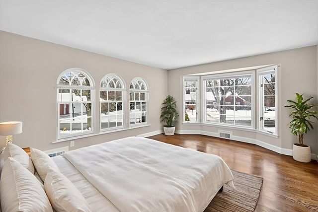 24 Cunningham St, Springfield, MA 01107