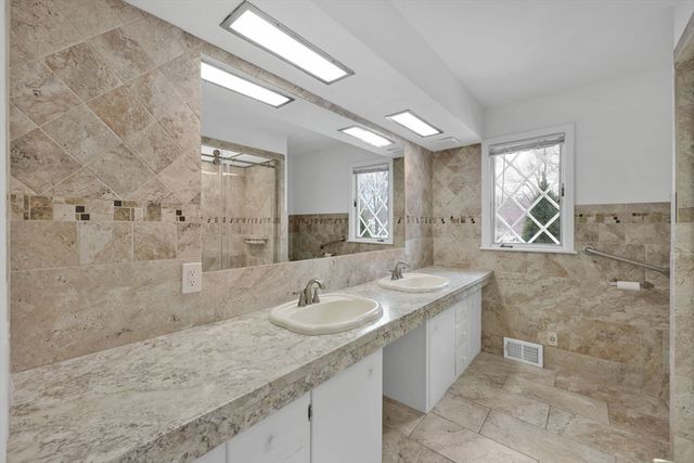 24 Cunningham St, Springfield, MA 01107