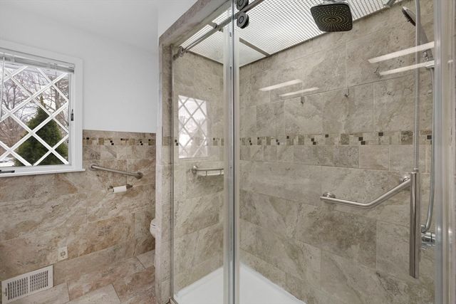 24 Cunningham St, Springfield, MA 01107