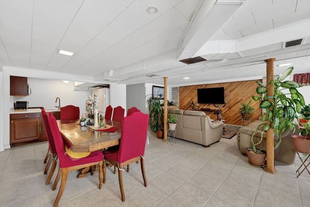 24 Cunningham St, Springfield, MA 01107