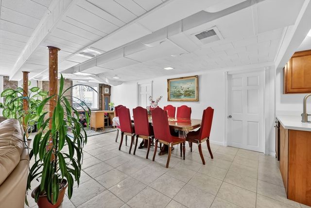 24 Cunningham St, Springfield, MA 01107