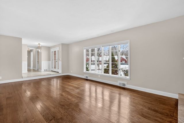 24 Cunningham St, Springfield, MA 01107