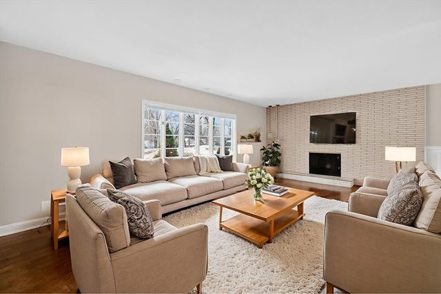 24 Cunningham St, Springfield, MA 01107