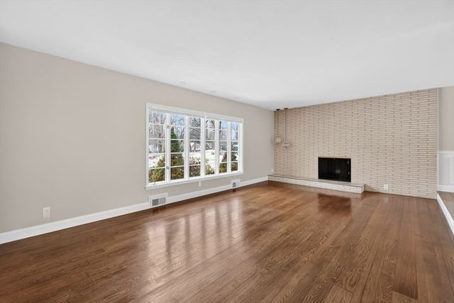 24 Cunningham St, Springfield, MA 01107