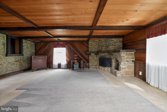1786 WEISSTOWN RD, Boyertown, PA 19512