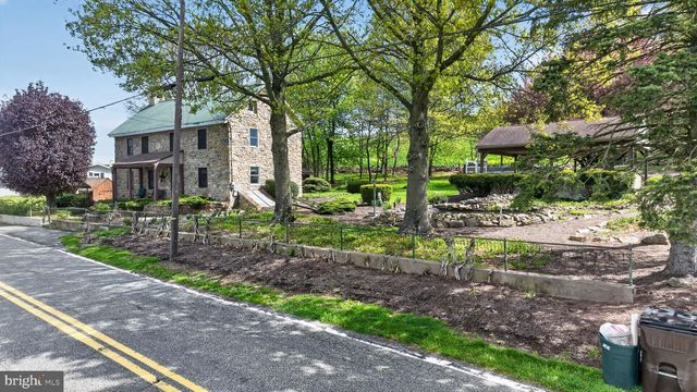 1786 WEISSTOWN RD, Boyertown, PA 19512