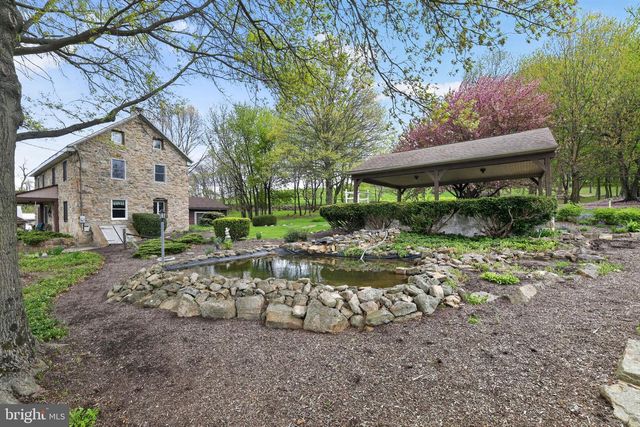 1786 WEISSTOWN RD, Boyertown, PA 19512