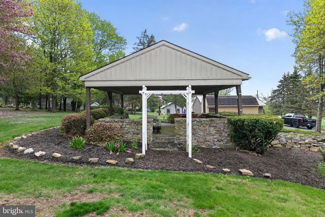 1786 WEISSTOWN RD, Boyertown, PA 19512