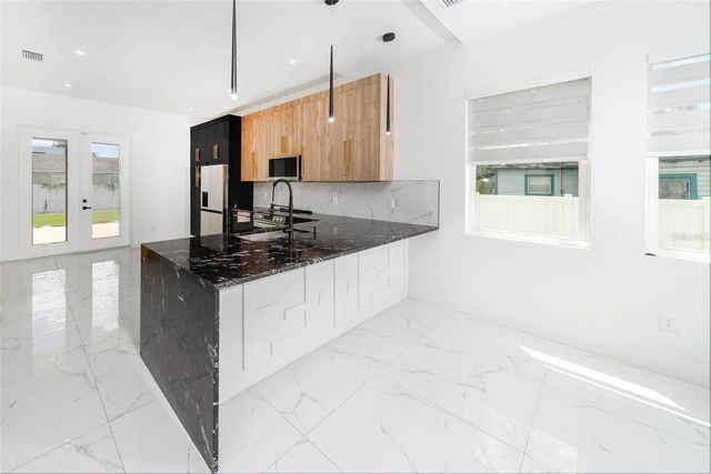 902 W SLIGH AVENUE, Tampa, FL 33604