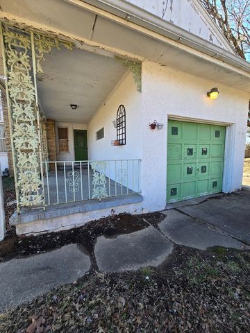 922 S Giant City Road S, Carbondale, IL 62902