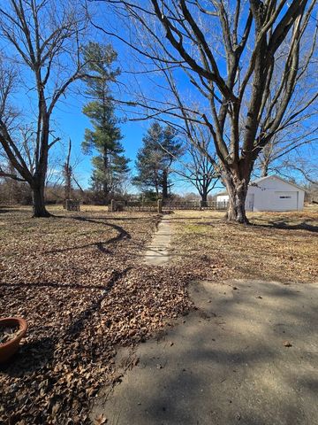 922 S Giant City Road S, Carbondale, IL 62902