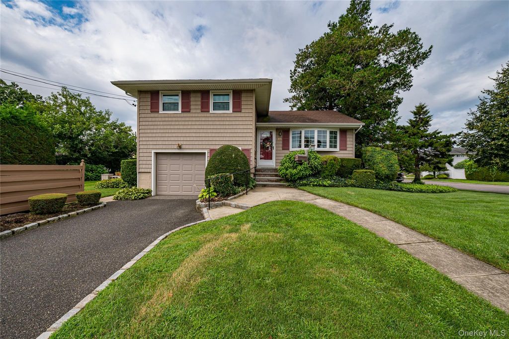14 Westmoreland Road, Hicksville, NY 11801
