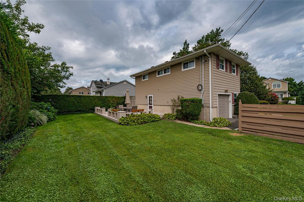 14 Westmoreland Road, Hicksville, NY 11801 — photo 4
