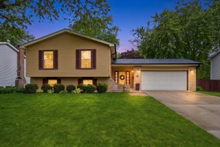 1940 Brentwood Lane E, Wheaton, IL 60189