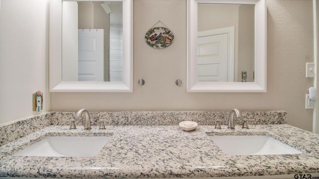 129 Oak Springs Loop, Mabank, TX 75156